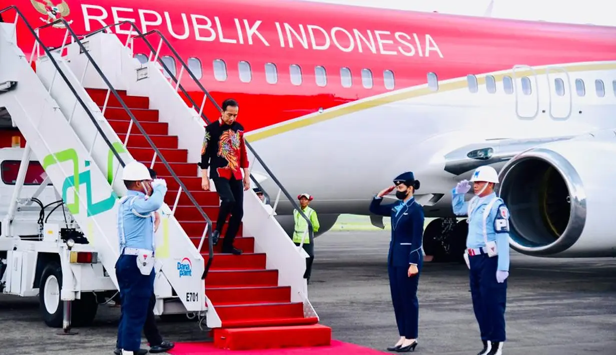 Presiden Joko Widodo atau Jokowi tiba kembali di Pangkalan TNI AU Adi Soemarmo Kabupaten Boyolali, Provinsi Jawa Tengah, setelah pagi tadi ke Jakarta untuk menghadiri acara internal, Jumat (21/4/2023). (Foto: Lukas - Biro Pers Sekretariat Presiden)