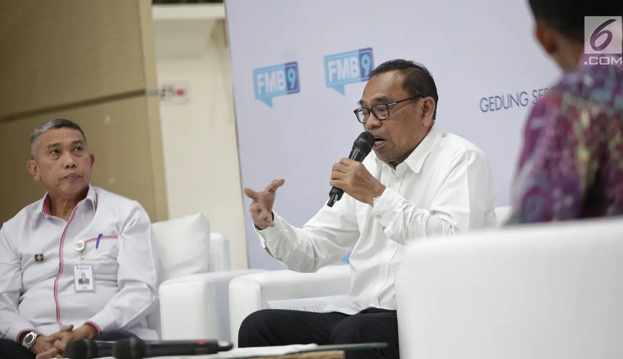 Sekjen Departemen perdagangan Karyanto Suprih memberi penjelasan saat menjadi pembicara dalam diskusi di Jakarta, Senin (13/5). Diskusi tersebut bertemakan 'Pengendalian bahan pangan'. (Liputan6.com/Faizal Fanani)