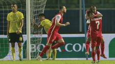 Para pemain Persija Jakarta merayakan gol yang dicetak oleh Marko Simic ke gawang Barito Putera pada laga perempat final Piala Menpora 2021 di Stadion Kanjuruhan, Malang, Sabtu (10/4/2021). Persija Jakarta menang dengan skor 1-0. (Bola.com/Arief Bagus)