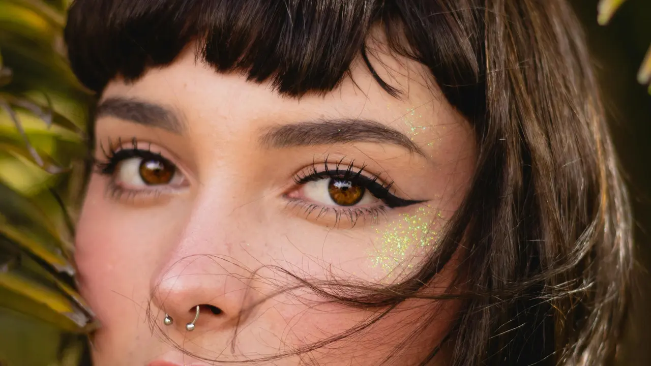 3 Cara Mudah Menutupi Coretan Eyeliner Tanpa Harus Menghapus Seluruh Riasan