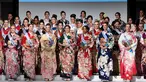 Para kontestan Miss International Beauty Pageant berpose mengenakan baju tradisional Jepang, Kimono saat konferensi pers di Tokyo (27/10). Final Miss International Beauty Pageant ke-57 akan diadakan pada 14 November mendatang. (Toshifumi KITAMURA/AFP)