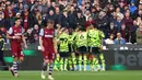 Pemain Arsenal, Bukayo Saka (tengah) merayakan gol yang dicetaknya melalui titik penalti saat pertandingan sepak bola Liga Premier Inggris melawan West Ham United di Stadion London, 11 Februari 2024. (AP Photo/Ian Walton)