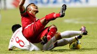 Manahati Lestusen, bermain apik mengawal pertahanan Timnas Indonesia saat berjumpa Vietnam di leg pertama semifinal Piala AFF 2016 pada Sabtu (3/12/2016). (Bola.com/Peksi Cahyo)