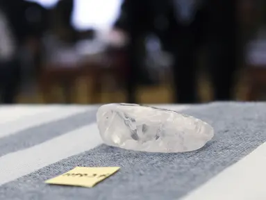 Batu berlian permata berukuran 1.098 karat terlihat di Gaborone, Botswana, pada 16 Juni 2021. Debswana Diamond Company pada Rabu (16/6) mempersembahkan berlian 1.098,30 karat kepada Presiden Botswana Mokgweetsi Masisi dan kabinet di Gaborone, ibu kota Botswana. (Monirul Bhuiyan/AFP)