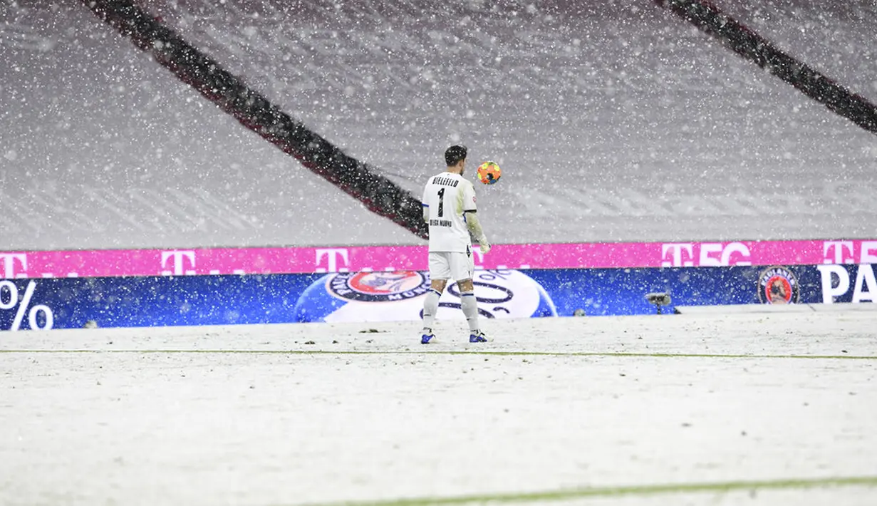 Kiper Arminia Bielefeld Stefan Ortega saat istirahat karena hujan salju dalam laga melawan Bayern Munchen pada pertandingan Bundesliga di Allianz Arena, Munich, Jerman, Senin (15/2/2021). Laga berakhir dengan skor 3-3. (AP Photo/Andreas Schaad, Pool)