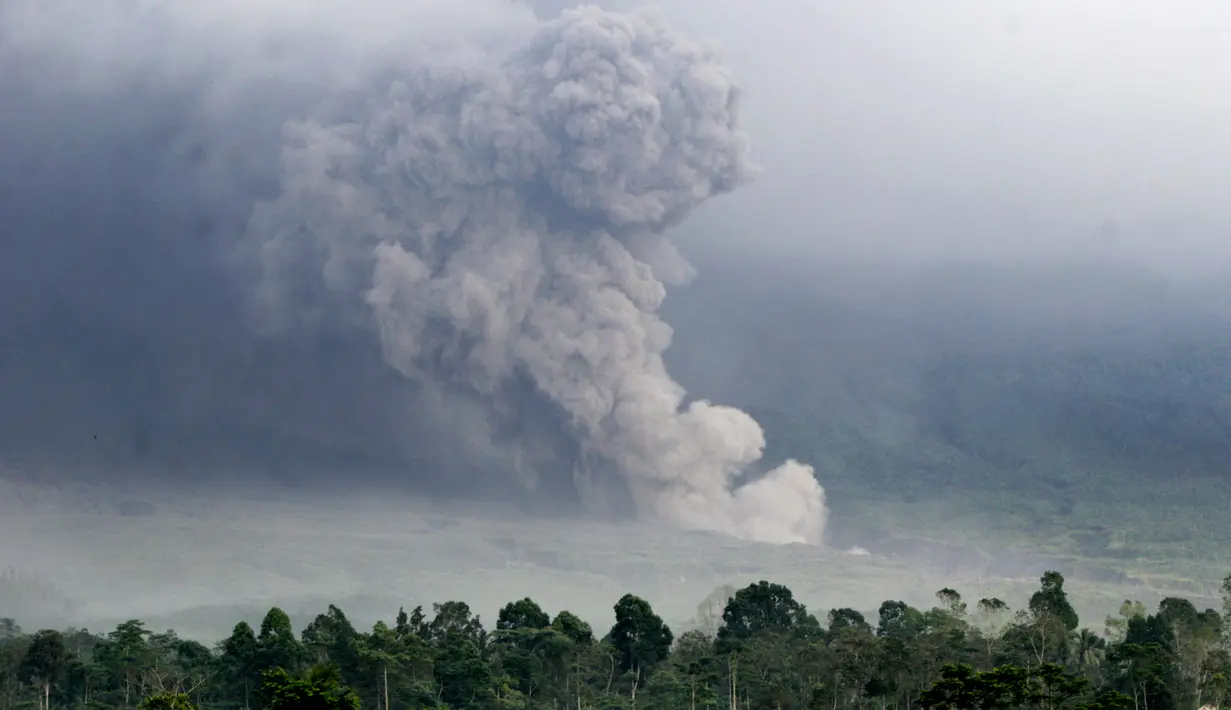 Aliran piroklastik bergulir menuruni lereng Gunung Semeru saat erupsi, Lumajang, Jawa Timur, Indonesia, Minggu (4/12/2022). Mulai pukul 12.00 WIB siang ini, Pusat Vulkanologi dan Mitigasi Bencana Geologi (PVMG) menyatakan status Gunung Semeru sudah dinaikkan dari Level 3 atau Siaga menjadi Level 4 atau Awas. (AP Photo)
