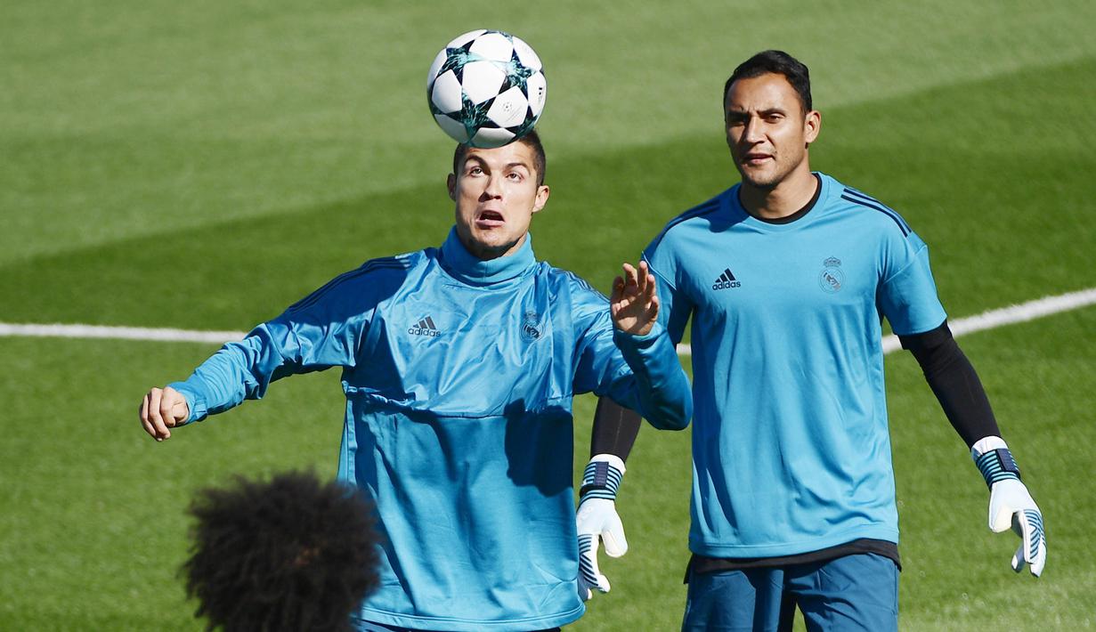 Striker Real Madrid, Cristiano Ronaldo, mengontrol bola dengan kepala saat sesi latihan jelang laga Liga Champions di Madrid, Selasa (12/9/2017). Real Madrid akan berhadapan dengan  Apoel FC. (AFP/Pierre-Philippe Marcou)