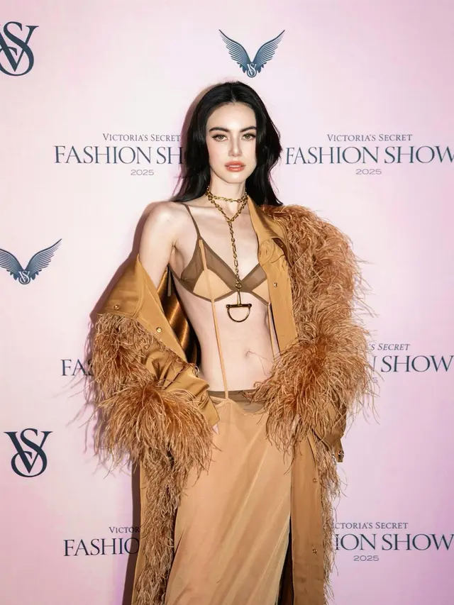 Gaya Memikat Artis Thailand Davika Hoorne dengan Dress Melorot hingga Outer Berbulu di Victoria's Secret Fashion Show 2025