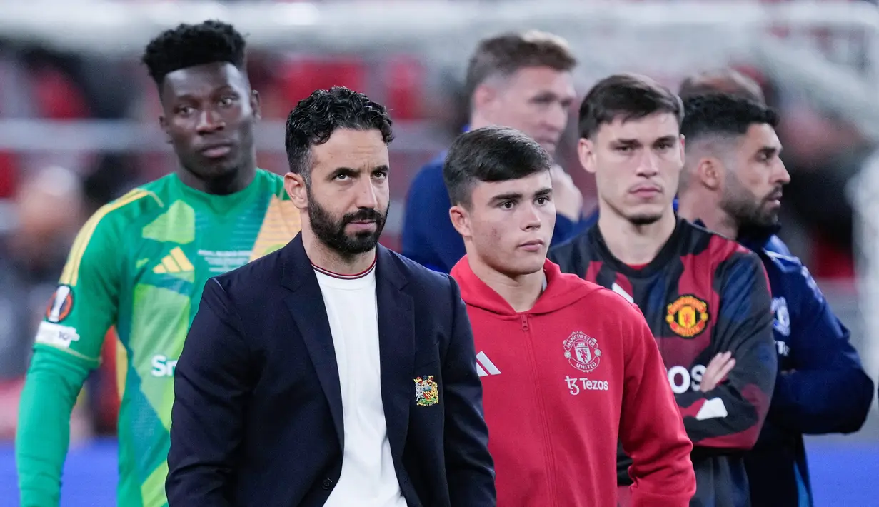 Pelatih Manchester United, Ruben Amorim, dan para pemainnya tampak kecewa setelah ditaklukkan Tottenham Hotspur pada laga final Liga Europa di Stadion Mames, Bilbao, Spanyol, Kamis (22/5/2025). (AP Photo/Bernat Armangue)