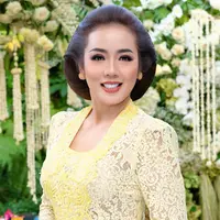 Dalam prosesi siraman yang berlangsung penuh haru dan khidmat, penampilan Soimah sukses mencuri perhatian lewat riasan yang begitu anggun dan berkelas. [@dhirmanputra].