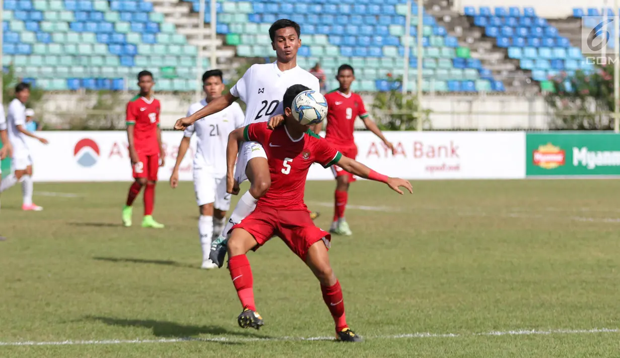 Bek Timnas Indonesia U-19, Nur Hidayat, berusaha mengontrol bola dari rebutan pemain Thailand U-19 pada laga Piala AFF U-18 di Stadion Thuwanna, Yangon, Jumat (15/9). Thailand menang adu penalti 3-2. (Liputan6.com/Yoppy Renato)