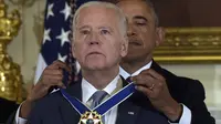 Joe Biden saat menerima penghargaan Presidential Medal of Freedom. (AP)