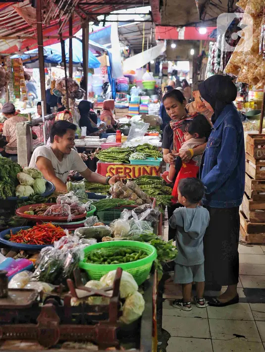 Kepala BPS DKI Jakarta, Nurul Hasanudin dalam rilisnya pada 1 Juli 2025 mengatakan berdasarkan kelompok pengeluaran, makanan minuman dan tembakau menjadi penyumbang inflasi terbesar dengan andil 0,09 persen. (Liputan6.com/Angga Yuniar)