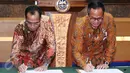 Menhub Budi Karya Sumadi dan Dirut Bank Mandiri Kartika Wirjoatmodjo menandatangani perjanjian kerjasama transaksi PNBP di Gedung Kementerian Perhubungan Jakarta, Senin (23/1). (Liputan6.com/Angga Yuniar)