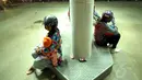 Beberapa pemudik wanita terlihat duduk sembari menunggu antrean yang cukup panjang di salah satu pom bensin kawasan Karawang, Jumat (25/7/14). (Liputan6.com/Miftahul Hayat)