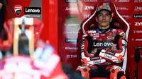 Pembalap MotoGP Spanyol dari Tim Ducati Lenovo, Marc Marquez, memperhatikan monitor saat duduk di pit-nya selama sesi latihan Grand Prix Moto GP Italia di sirkuit Mugello, di Mugello, dekat Florence, pada 29 Mei 2026. (Andreas SOLARO/AFP)