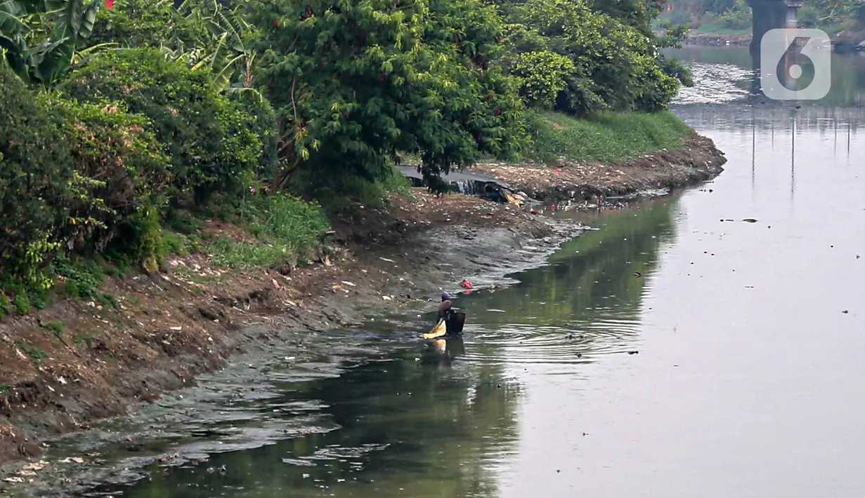 Saat musim hujan, air melimpah dari lima sungai akan mengalir ke KBT hingga ke permukiman. Lima sungai itu, yakni Sungai Cipinang, Sungai Sunter, Sungai Buaran, Sungai Jati Kramat, dan Sungai Cakung. (Liputan6.com/Faizal Fanani)