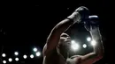 Ekspresi petinju Panama, Jezreel Corrales, setelah mengalahkan petinju Jepang, Takashi Uchiyama dalam laga Kelas Bulu Super WBA di Ota City General Gymnasium, Tokyo, Jepang, (27/4/16). (Reuters/Issei Kato)