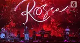 Penyanyi Rossa memeriahkan Titik Kumpul Festival 2024 di Stadion Madya GBK, Jakarta, Sabtu (27/4/2024). (Liputan6.com/Angga Yuniar)