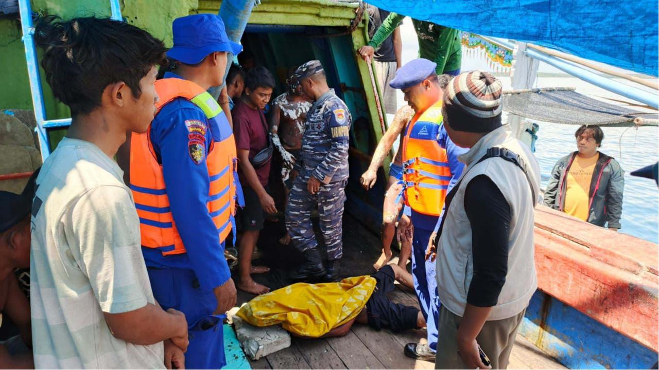 FOTO: Kapal KM Anugrah Indah-18 Terbakar di Laut Sumbawa, TNI AL Evakuasi 25 ABK