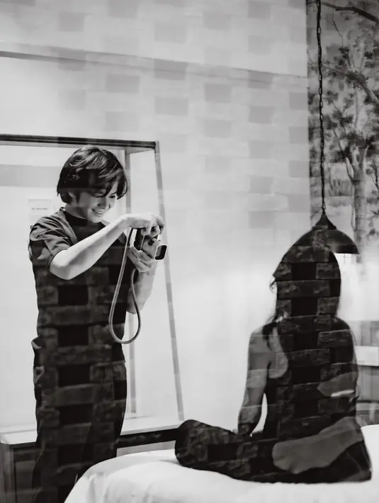 Berlatar rumah yang nyaman, suasana maternity shoot kali terasa lebih hangat [@angga]