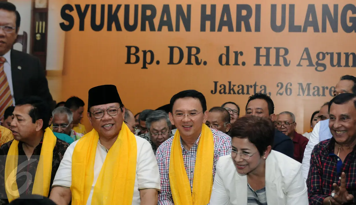 Cagub DKI Jakarta Basuki Tjahaja Purnama (tengah) saat menghadiri ulang tahun Ketua Dewan Pakar Golkar, Agung Laksono di Jakarta, Minggu (26/3). Beberapa tokoh terlihat hadir diantaranya, Ketum Golkar Setya Novanto. (Liputan6.com/Helmi Fithriansyah)