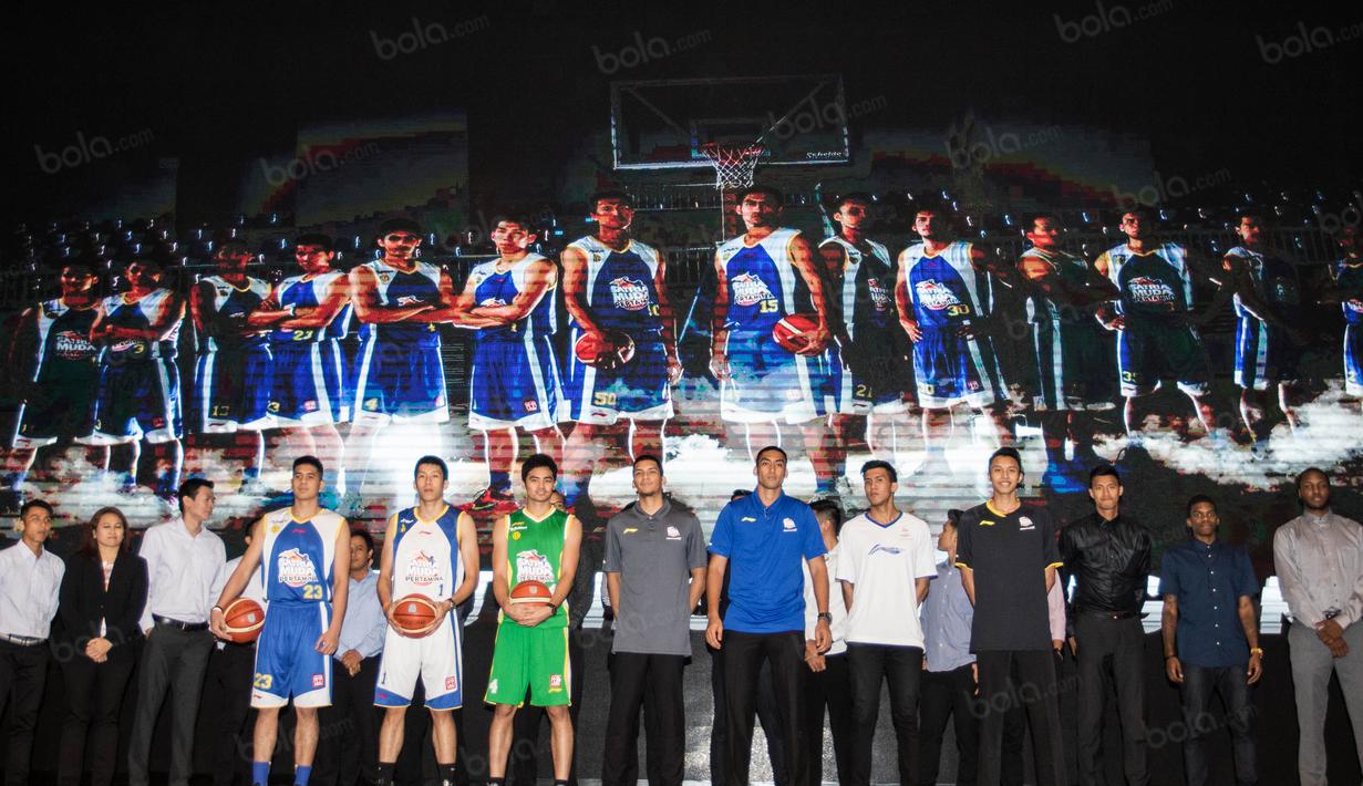 Pemain dan official Satria Muda melakukan sesi foto bersama usai jumpa pers di Ballroom Pertamina, Jakarta, Rabu (11/1/2017). Musim 2017, SM optimis merebut gelar juara basket di Indonesia untuk ke-10 kalinya. (Bola.com/Vitalis Yogi Trisna)