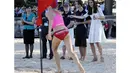 Kate Middleton memberi semangat pada para peserta di Manly beach, Pantai Utara Sydney, Jumat (18/04/2014) (AFP Photo/Jason Reed).