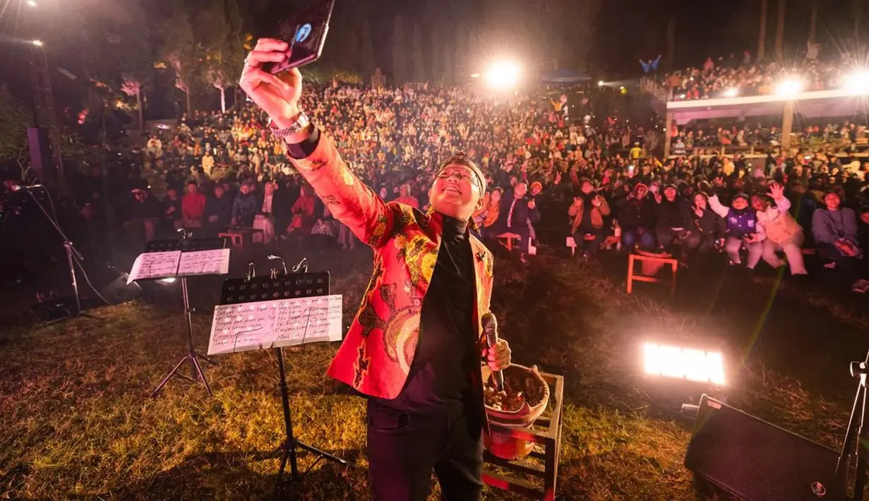 Denny Caknan tampil dalam ajang Jazz Gunung Bromo 2023. Suami Bella Bonita itu  tampil pada hari kedua. Pada malam tersebut,  ia membawakan dua lagu andalannya, Kartonyono Medot Janji dan Los Dol. [Instagram/jazzgunung]
