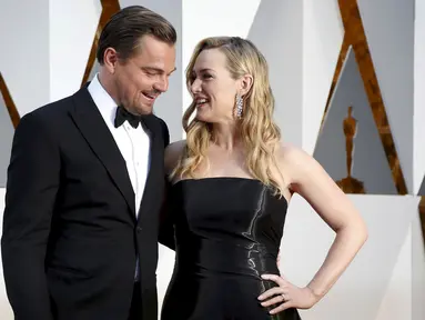 Leonardo DiCaprio dan Kate Winslet berbincang ketika tiba di red carpet Piala Oscar 2016 di Dolby Theatre, Hollywood, California, Minggu (28/2). Dua bintang ternama Hollywood tersebut masuk sebagai nominator. (REUTERS/Lucy Nicholson)