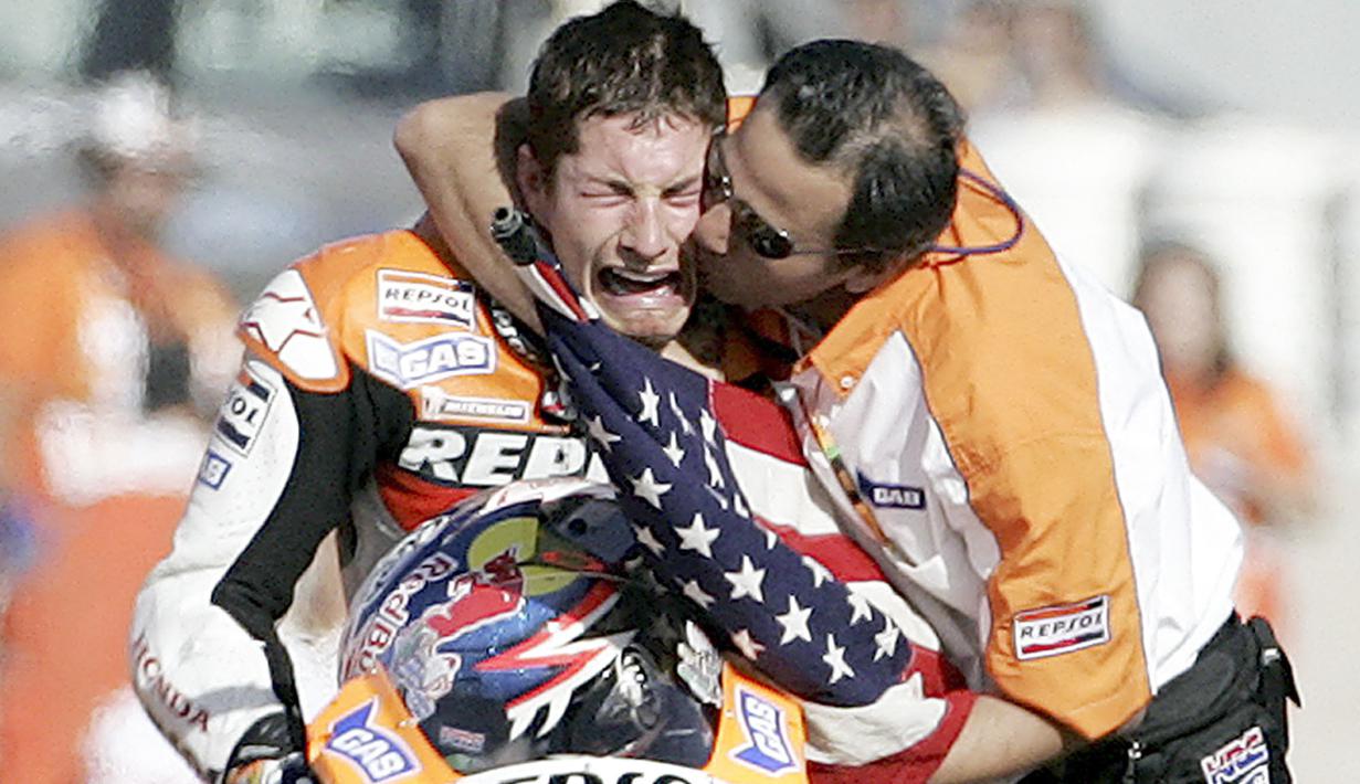 Nicky Hayden mendapat ucapan selamat dari rekan setimnya setelah menjadi Juara Dunia MotoGP 2006 di GP Valencia. (AP/Fernando Bustamante)