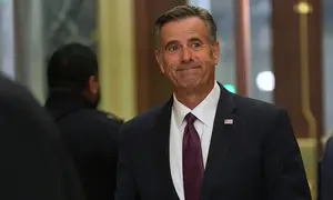 Direktur CIA John Ratcliffe tiba di Gedung Capitol AS di Washington, Senin (5/1/2026), untuk memberikan penjelasan kepada para pemimpin Kongres setelah Presiden Donald Trump memerintahkan pasukan AS menangkap Presiden Venezuela Nicolas Maduro. (Dok. AP Photo/Jacquelyn Martin)