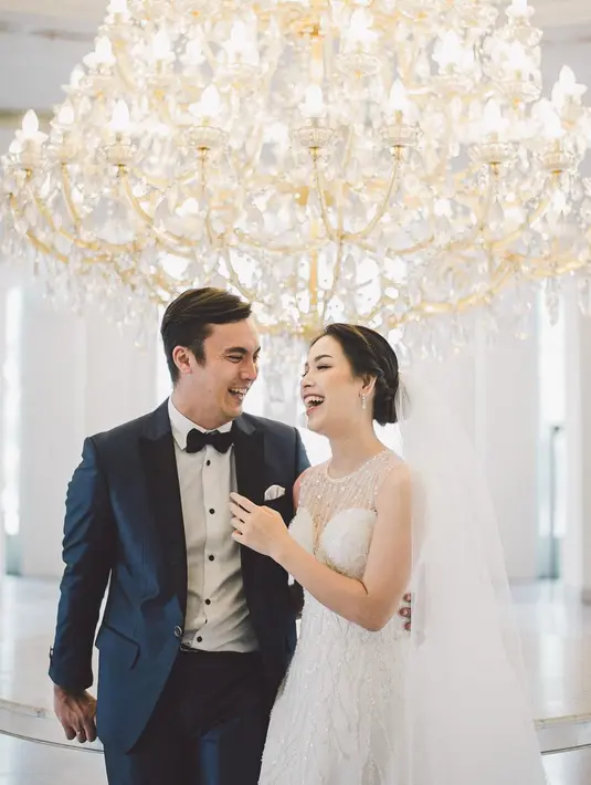 Tak lupa mahkota dan veil yang menyempurnakan penampilan Lady Nayoan. Netizen memberikan selamat dan mendoakan keduanya memiliki hubungan yang semakin baik dan bahagia. [Foto: Instagram/byantonius]