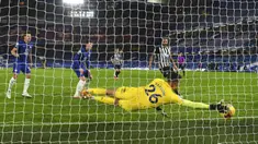 Penjaga gawang Newcastle United Karl Darlow gagal menghalau tendangan pemain Chelsea Timo Werner (tidak terlihat) pada pertandingan Liga Inggris di Stamford Bridge Stadium, London, Inggris, Senin (15/2/2021). Chelsea menang 2-0. (Mike Hewitt /Pool via AP)