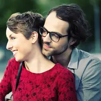 Meski banyak yang memandang si 'kutu buku' sebelah mata, tapi memacari mereka ada baiknya juga. (Foto: nerdsatheart.com)