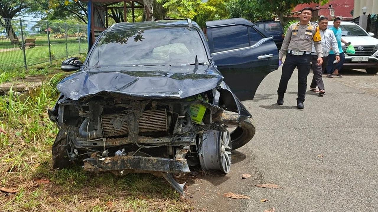 Mobil Dinas Pemkab Mamuju Tabrak Warga