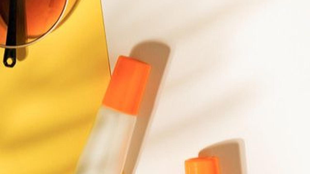 2. Pilih Sunscreen yang Mengandung Pelembab untuk Menghidrasi Area Kulit yang Kering<br>