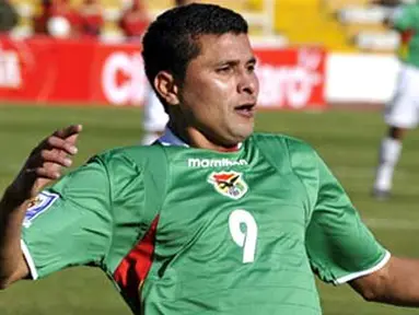 Bolivia&#039;s Joaquin Botero celebrates after scoring against Argentina during their FIFA World Cup South Africa-2010 qualifier match at Hernando Siles stadium in La Paz on April 1, 2009. AFP PHOTO/Aizar Raldes