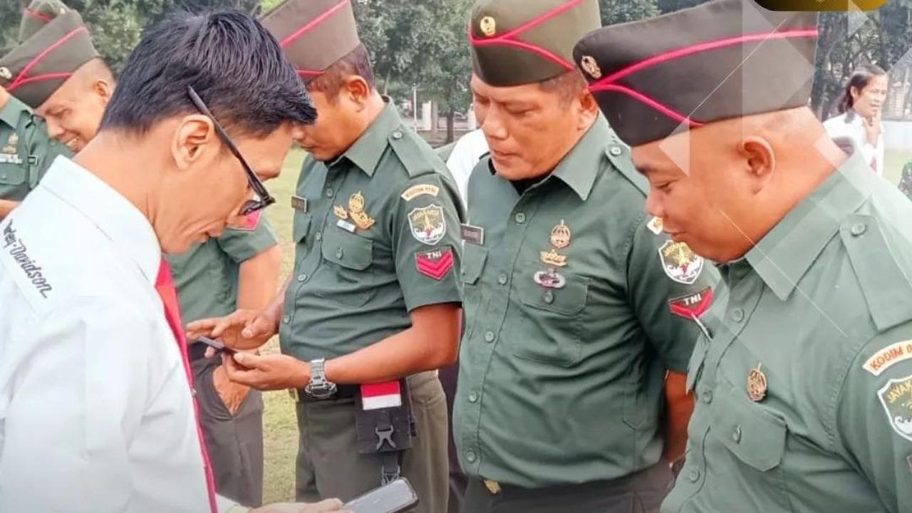 Pemerintah dan aparat di Indonesia pun saat ini kembali gencar memerangi judi online yang bisa dengan mudah diakses. Seperti Komandan Kodim (Dandim) satu ini. <br>