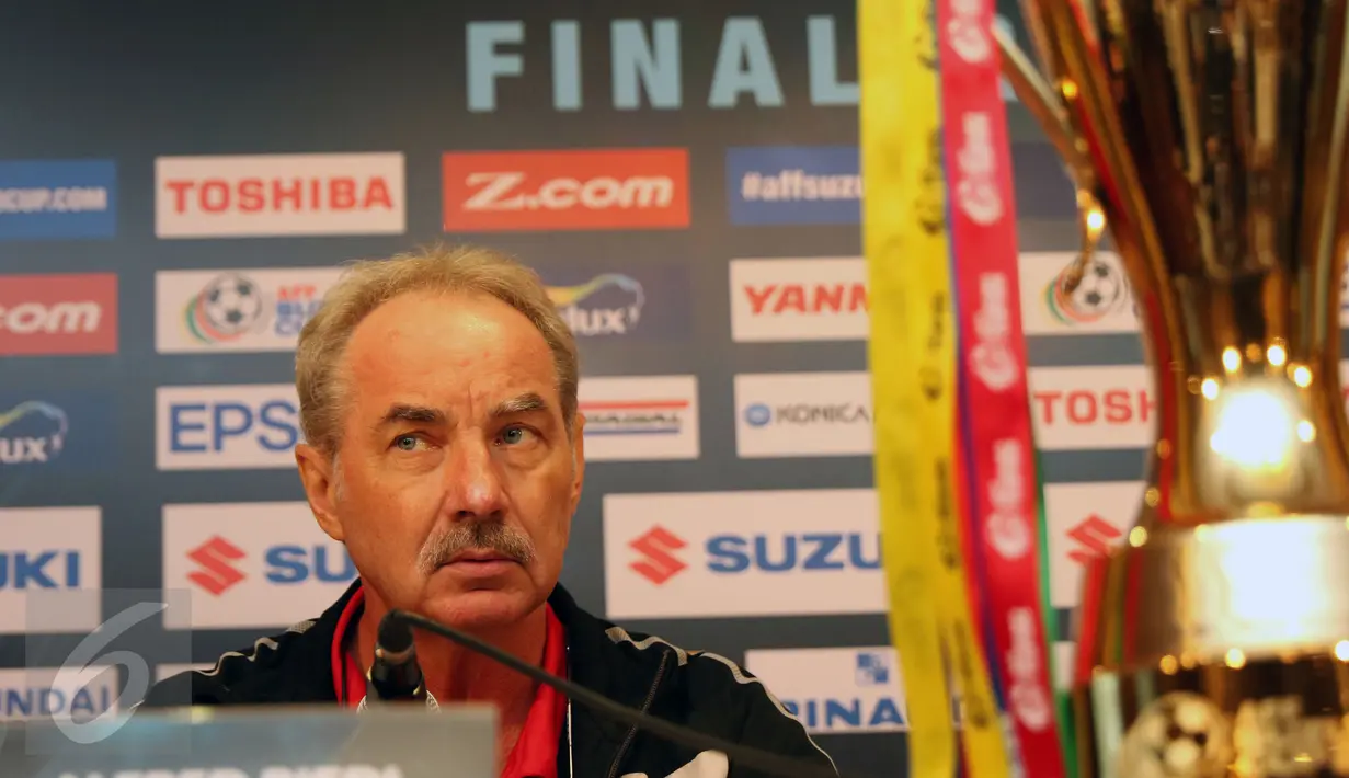 Pelatih Timnas Indonesia, Alfred Riedl saat memberi keterangan jelang final kedua Piala AFF 2016 di Bangkok, Thailand, Jumat (16/12). Indonesia akan melakoni final kedua  Piala AFF 2016 melawan Thailand. (Liputan6.com/Helmi Fithriansyah)