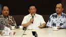 Fungsionaris Partai Golkar, Agung Laksono (tengah) memberikan keterangan terkait pengunduran diri Setya Novanto dari jabatan Ketua DPR RI di Jakarta, Kamis (17/12/2015). Agung berharap peristiwa ini tidak terulang lagi. (Liputan6com/Helmi Fithriansyah)