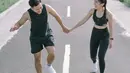 Berbagai pose prewedding dilakukan dengan mudah berdasar tema workout. Olivia terlihat natural mengenakan setelah baju olahraga legging dan atasan berwarna hitam. Tak ketinggalan Ken Limanto pakai kaus dan celana pendek berwarna senada.  (Liputan6.com/IG/olivia.mci8)