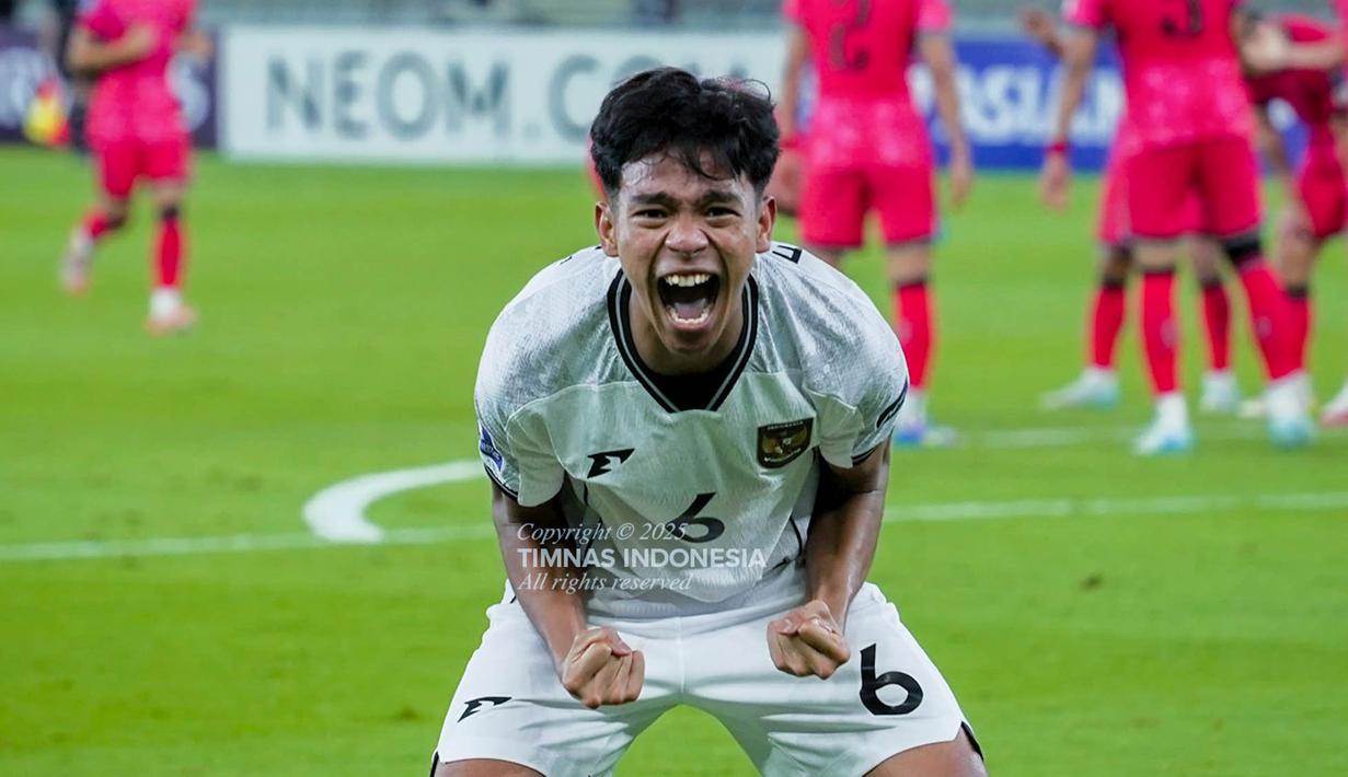 Pemain Timnas Indonesia U-17, Evandra Florasta, merayakan gol yang dicetaknya ke gawang Korea Selatan dalam laga pertama Grup C Piala Asia U-17 2025 di Prince Abdullah Al Faisal Stadium, Jeddah, Jumat (4/4/2025) malam WIB. (Dok PSSI)