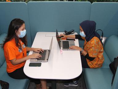 Karyawan bekerja dengan inovasi terbaru di kantor FWD Insurance Jakarta (16/3/2021). Sejak pertama di Indonesia, FWD Insurance berusaha menghadirkan pendekatan inovatif dan fresh tidak hanya bagi nasabah tetapi juga untuk para karyawan. (Liputan6.com/HO/Ading)