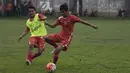 Penyerang Persija, Aldi Al Achya berusaha merebut bola pada latihan perdana jelang babak 8 besar Piala Jenderal Sudirman di Lapangan Sawangan, Depok, Jawa Barat, Jumat (4/12/2015). (Bola.com/Vitalis Yogi Trisna)