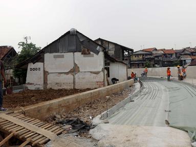 Suasana proyek normalisasi sungai Ciliwung di kawasan Bukit Duri, Jakarta, Minggu (5/11). Ketua BBWSCC, Teuku Iskandar mengatakan pengerjaan normalisasi sungai Ciliwung sudah selesai 11 kilometer atau sekitar 61 persen. (Liputan6.com/Johan Tallo)