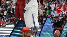 Penyanyi asal Inggris, Robbie Williams, berduet dengan penyanyi soprano Rusia Aida Garifullina pada upacara pembukaan Piala Dunia 2018 di Stadion Luzhniki, Moskow, Kamis (14/6). Keduanya berkolaborasi di lagu Angel milik Williams. (AP/Antonio Calanni)