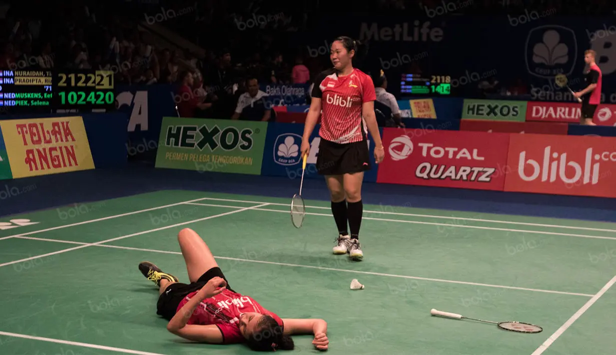 Ganda putri Indonesia, Tiara Nuraidah dan Rizki Pradipta, kalah 21-10, 22-24 dan 23-25 dari ganda putri Belanda, Eefje Muskens dan Selena Piek. (Bola.com/Vitalis Yogi Trisna)