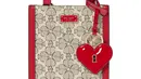 Brand ini pun menambahkan koleksi Key To My Heart dengan kehadiran tas jinjing mini berembos hati dan wrislet hati berwarna merah ceri. Motif Spade Flower diinterpretasikan ulang untuk merayakan Hari Valentine, dengan detail coated canvas dan hiasan merah ceri. Motif ini dapat ditemukan pada tas Manhattan mini tote, Market tote, dan Liv flap crossbody.  [Dok. Kate Spade New York]
