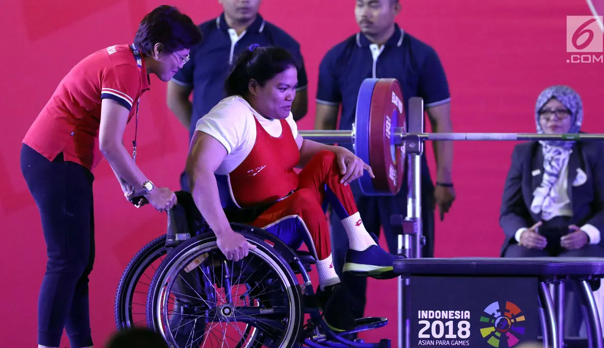 Atlet Para Powerlifting Indonesia, Nurtani Purba bersiap melakukan angkatan beban di kelas Womens Up 73kg Asian Para Games 2018 di Jakarta, Rabu (10/10). Nurtani Purba meraih perak dengan total angkatan 1115 kg. (Liputan6.com/Helmi Fithriansyah)